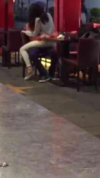 鬧市區驚現大學生SOD表演！女上男下互相磨蹭 網友酸：春天到了