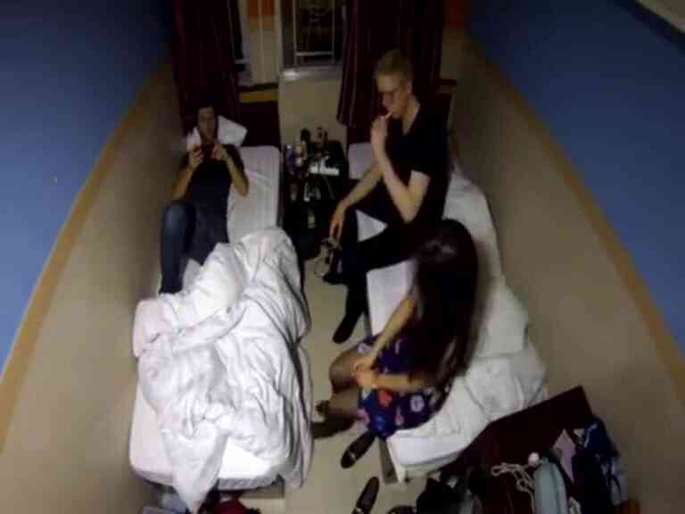 兩外國男在中國把妹子！帶回小旅館！