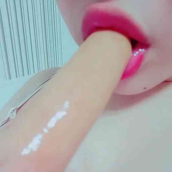 สาวอายุ 20 นมโตโชว์อมไส้กรอก