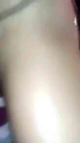 夜店聞鮑 男子伸舌舔