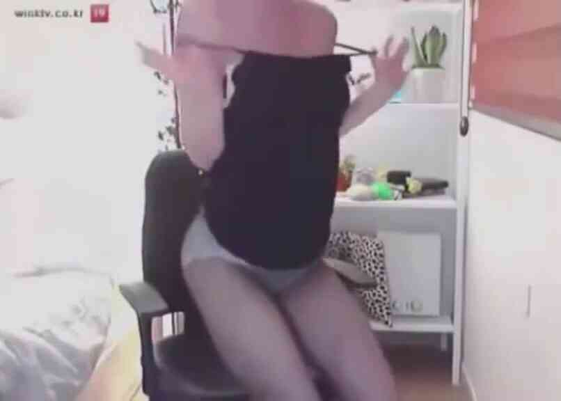 สาวนมใหญ่เต้นยั่ว เปลื้องผ้าทีละชิ้น