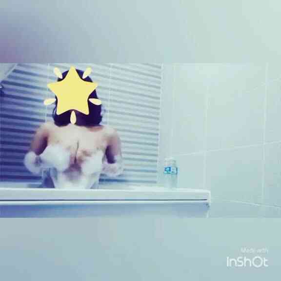 สาวนมโตในอ่างอาบน้ำโคตรเสียว