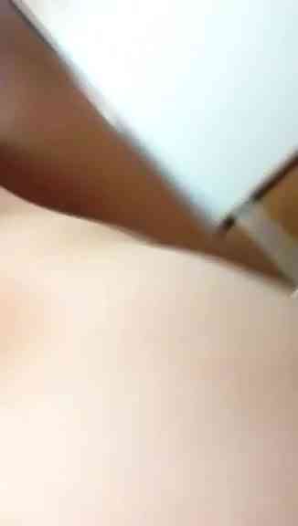 露出狂人！女子霸佔百貨公司女廁全裸自拍「找刺激」！網友：找樓管撈海鮮