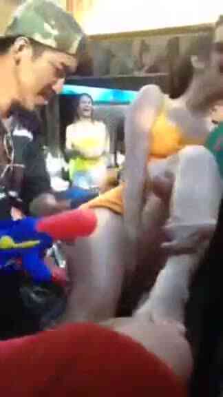 อ้าขาให้พี่ดูหน่อยนะน้อง