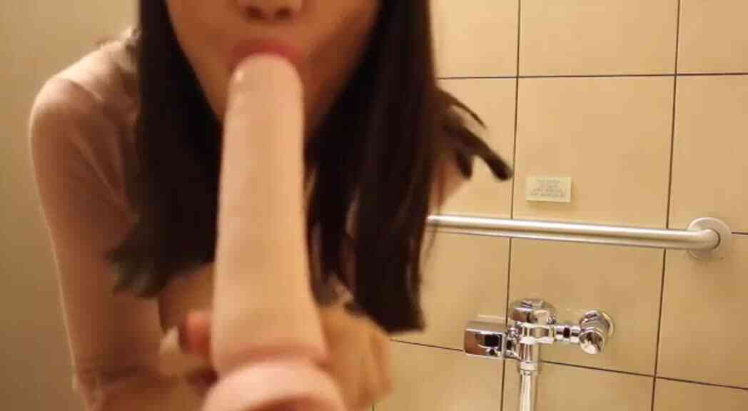 混血妹廁所自拍1