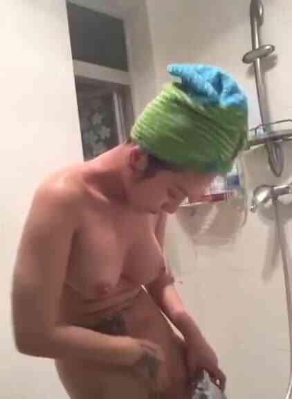 大奶妹洗澡自拍除毛