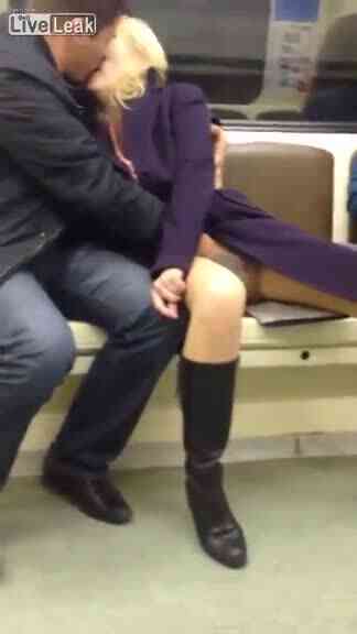 國外情侶捷運上狂摳