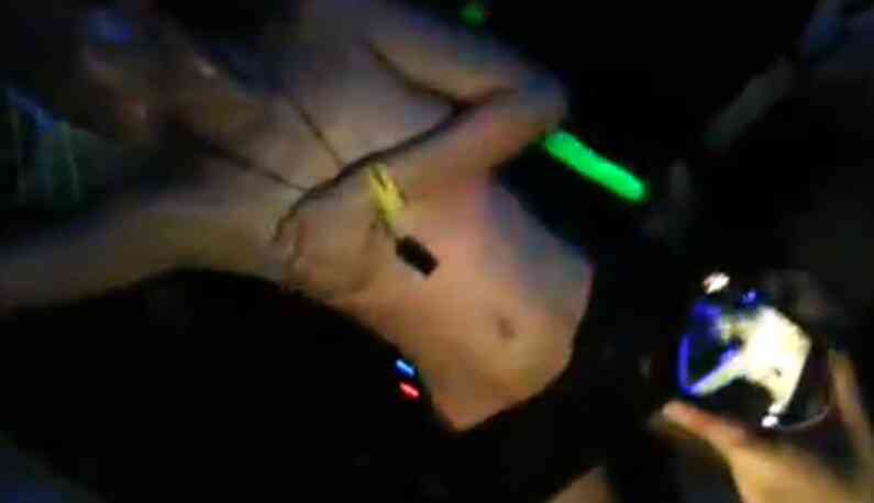 夜店辣妹上空熱舞~路人鹹豬手被發現!!