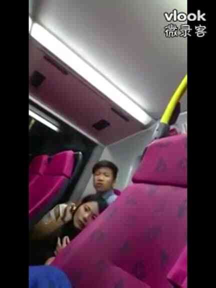 就這麼餓？還沒回到家就在公車上大啖肉棒～