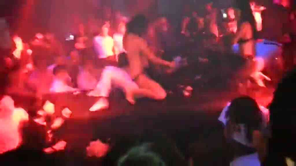 跟上空妹在舞池中央摩擦