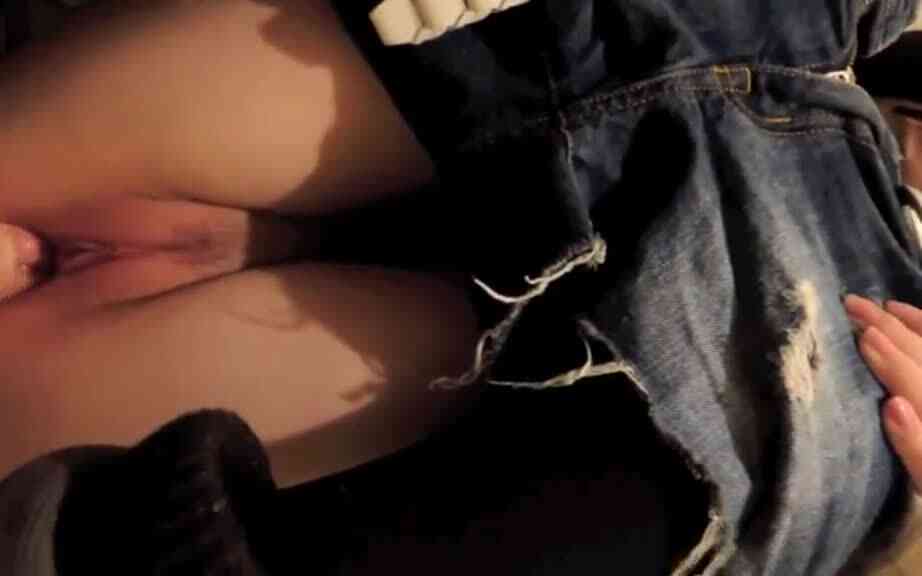 公廁內狂摳無毛妹 竟然讓她傾洩