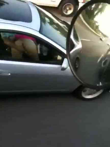 女乘客屁股抬高...上下低頭吃駕駛的大香腸...駕駛邊開車邊使出金手指摳弄