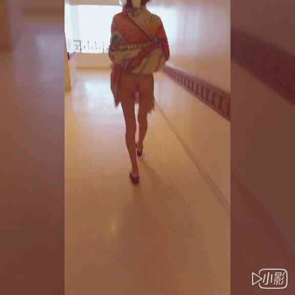 สาวใจกล้าโชว์โป๊ในที่สาธารณะ