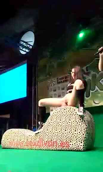 舞台表演噴水給台下吃