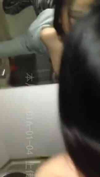 慾火在燃燒！小情侶在火車廁所裡%%%搞自拍！狹小空間只能從背後：叫聲夾雜鐵軌聲