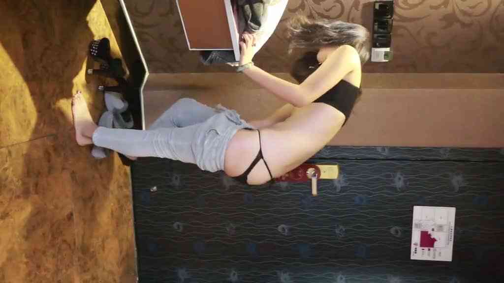 極品嫩模妹紙，私拍大尺度視頻妹,子長漂亮哦，這雙大長美腿~01