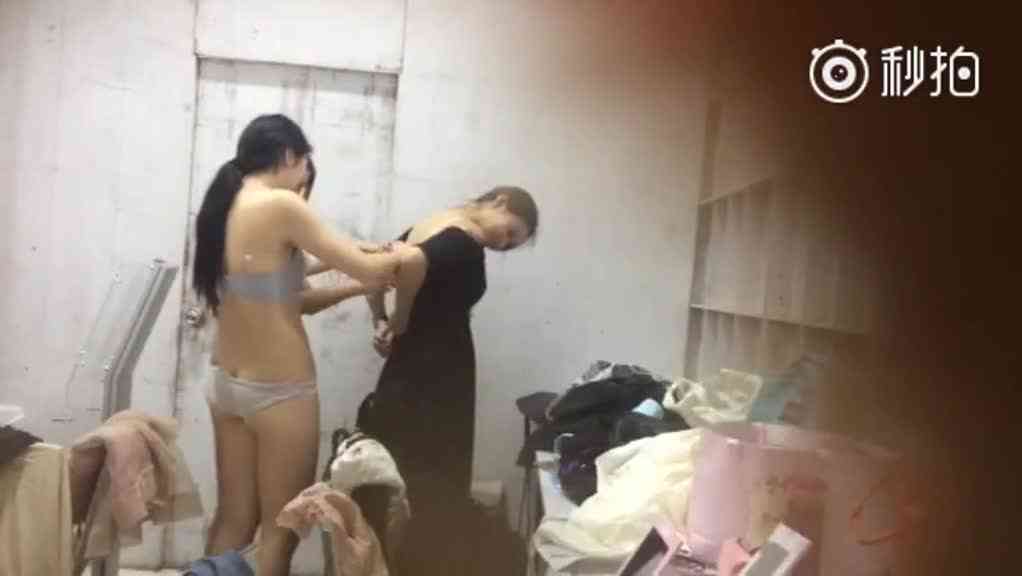 แอบถ่ายห้องเปลี่ยนเสื้อผ้าพริตตี้ 1