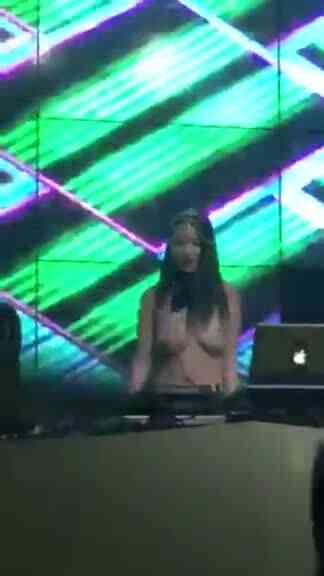 夜店DJ上空甩奶