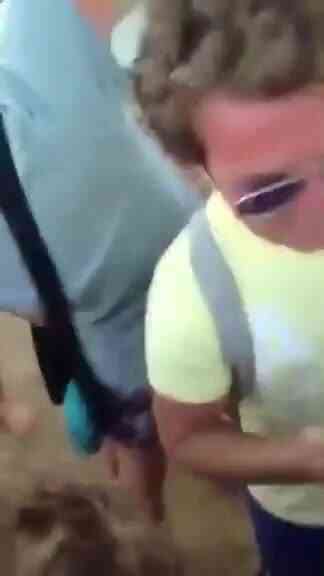 海灘上要女友現場吃屌秀 群眾鼓譟還幫壓頭....