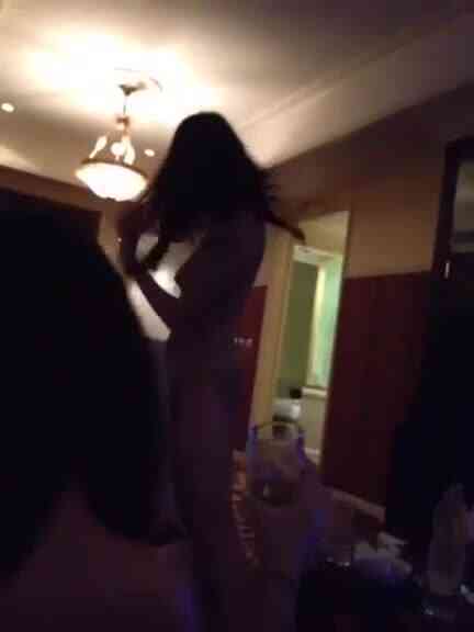 硬是要人摸她逼！！