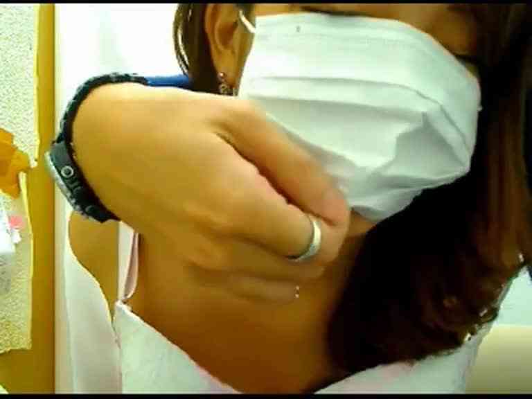 怕羞又想紅的女友戴上口罩讓我玩奶子給大家看～