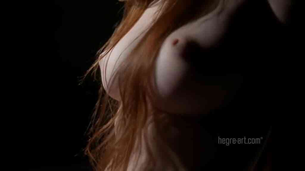 [歐美] 終極拘束椅！洋妞手腳被反綁坐上「特製情趣椅」震動玩具將她推向高潮