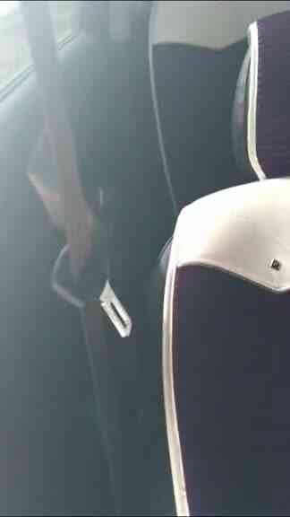 激情車震！大白天到荒郊野外開著車門%%%！人妻開啟飢渴的開關：老公大力點！