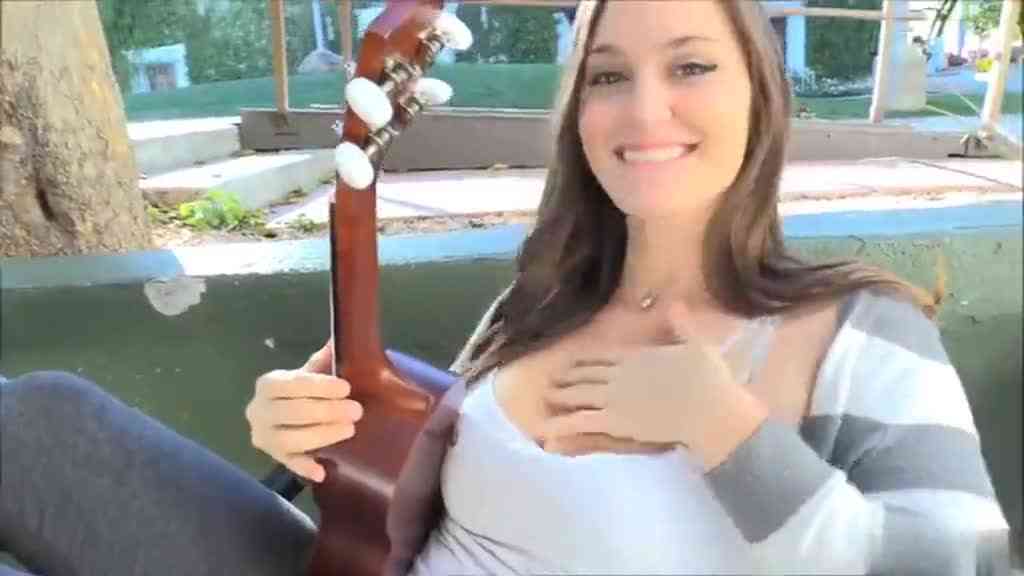 เธอยอมก้มหัวอมควยให้ผม