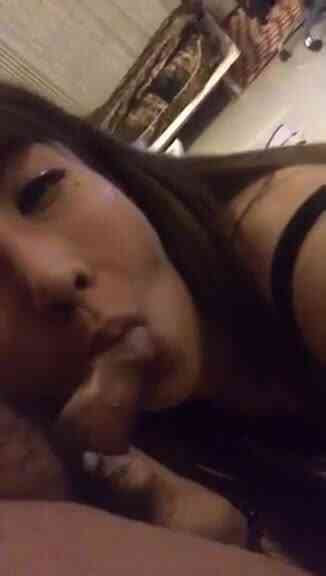 正妹含情脈脈的含屌