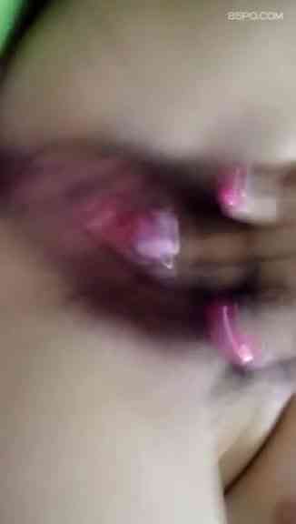 沒有小哥哥的肉棒來抽插，只好自己用手指來止騷穴的癢～