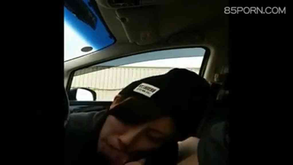 開車開到一半癢了怎麼辦？好險我有女朋友，趕快停路邊吧