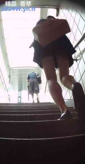 南韓地鐵尾隨抄底偷拍09