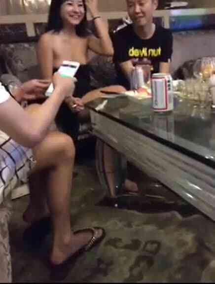 เรียกสาวมานั่งคุยในร้านคาราโอเกะ เธอบอกว่าอยากให้ถอดต้องให้ทิป