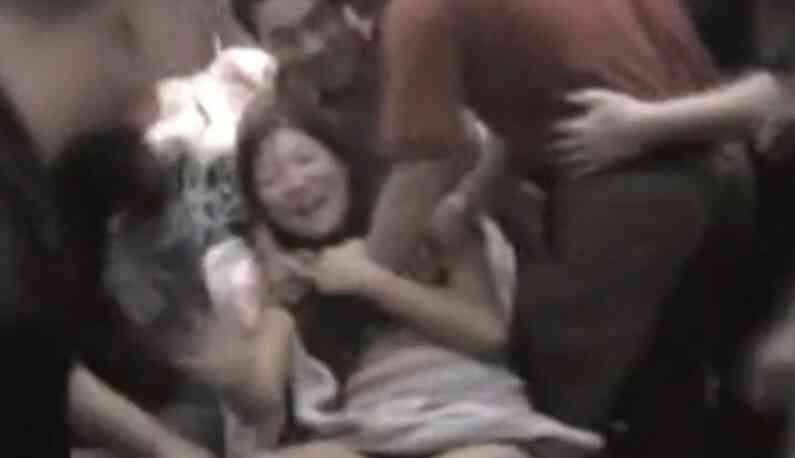 幾十人鹹豬手！超誇張「鬧洞房」新娘衣服被扒光卻不見新郎蹤影：不怕老婆被欺負？