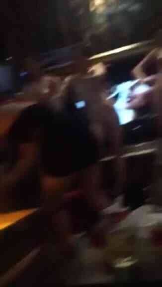 酒店當大爺 酒女們脫光拿酒洗澡