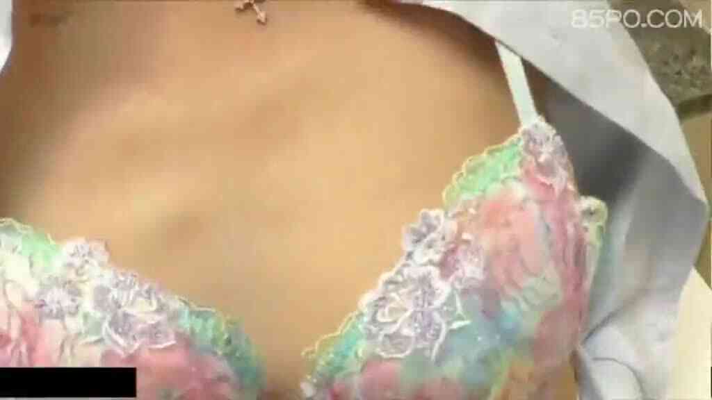 สาวมหาลัยนัดหนุ่มไปเย็ดในห้องน้ำสาธารณะ แต่กลัวโดนจับได้ เลยต้องใส่เเมสก์ไว้ตลอด