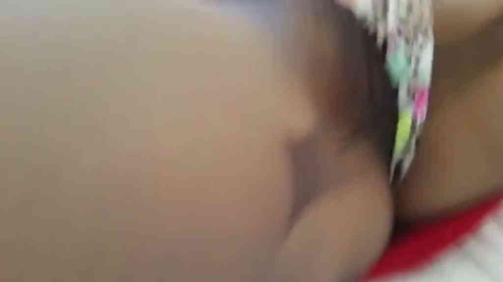 女郎“劉美美”和攝影師酒店拍裸體寫真，攝影師去摸她的逼，然後就乾了起來，女郎慾望太強悍了叫的真淫蕩，高清