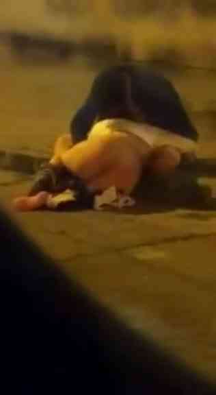 喝酒果然不能喝太狂,在路邊就忍不住了