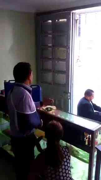 手斷了也要認真顧店   ㄟ等等妳怎麼跪下來了？