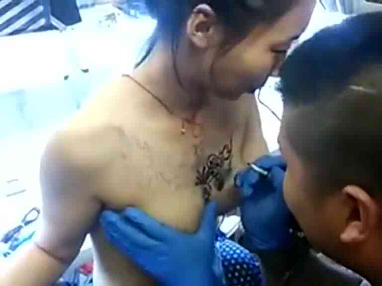 好大膽的鹹豬手！正妹上空刺青兩粒直接露！刺青師一看受不了：刺針未下手先捏