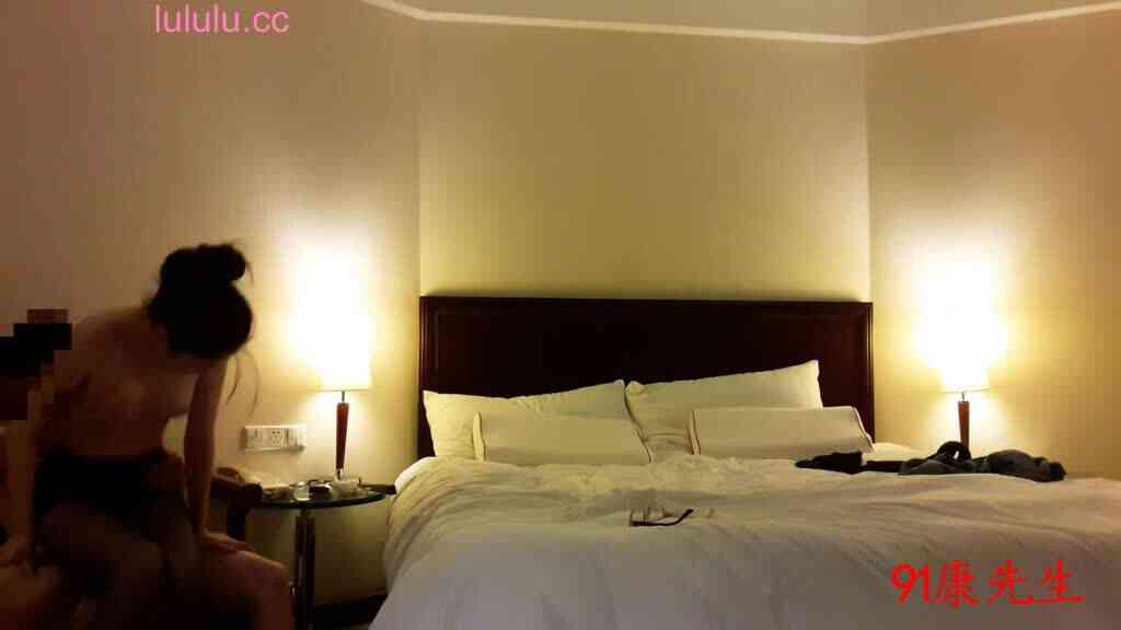 門都不關，直接和戴著眼鏡黑絲襪女大生來幾砲!!!(側視點)