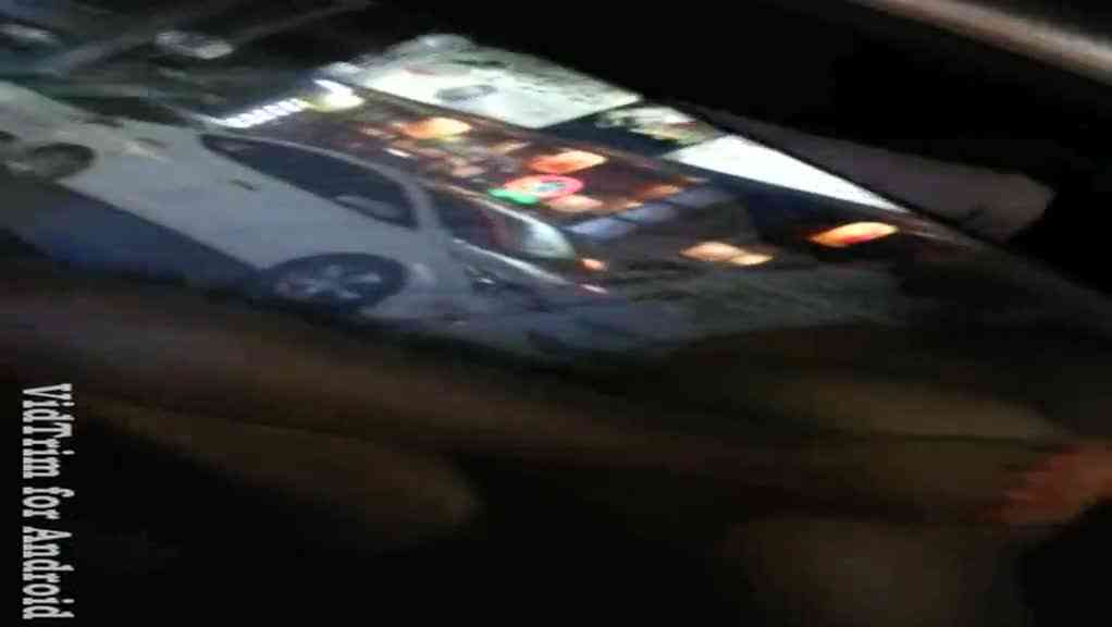 熄火點燃慾火！大膽在鬧區街頭搞車震！吸引民眾錄影圍觀照樣深入：女子叫聲不絕於耳