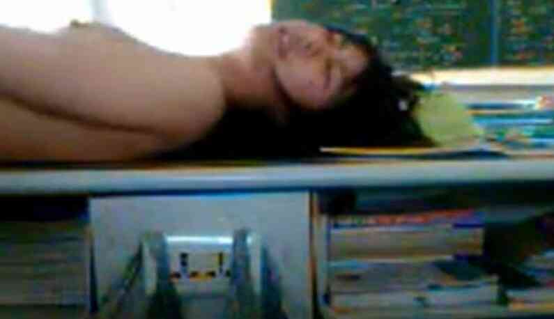 [國語有聲]可愛高中生和屁孩，在教室堆滿書的桌上性愛自拍