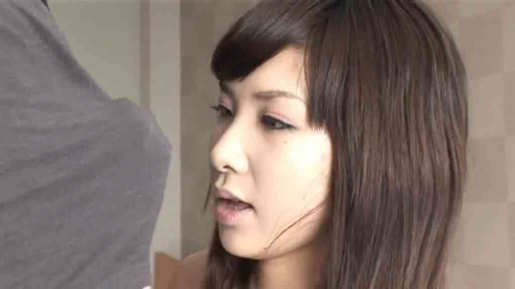 清純美女看到鼓起的肉棒也是會忍不住...