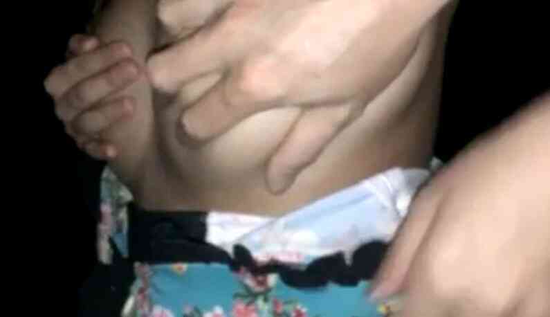 妳真的有E？豬哥男子假裝不信伸出魔掌「驗大奶」還偷拍！正妹欲拒還迎：很軟好不好