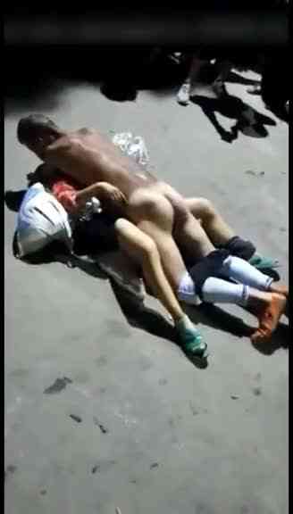 街邊圍觀「人造人」過程！路人圍成一圈集體鼓譟插進去、扭一扭：男女交疊好享受