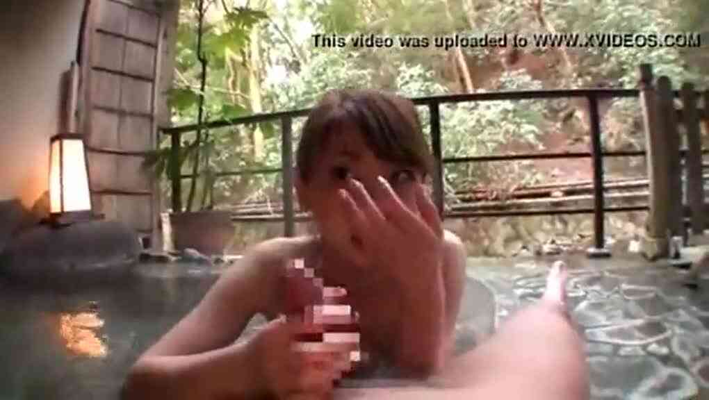 美人在露天浴池做另類的暴露性SPA