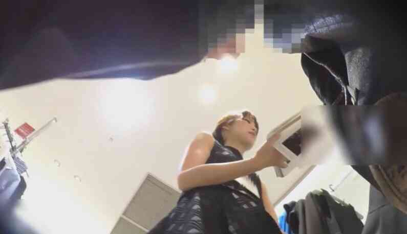 真‧偷拍神人!!假裝詢問熱心的店員 ，其實是想偷看內褲是甚麼花樣 60