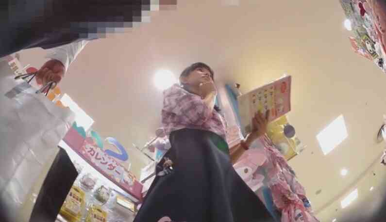 แอบถ่ายใต้กระโปรงพนักงานสาวๆ 61