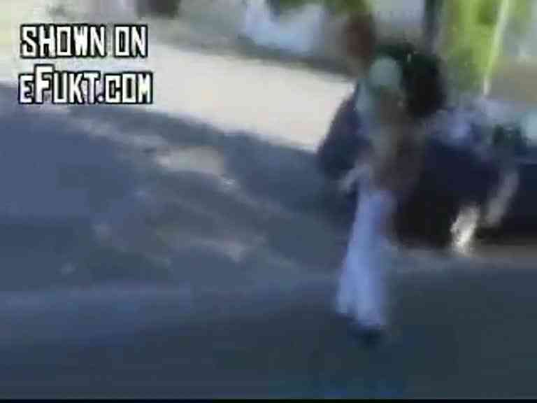 สาวสวยโดนแกล้ง ดึง นมโผล่ กลางถนน